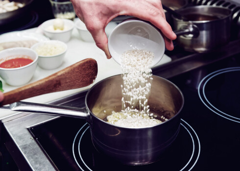 Bagātīgāku garšu var panākt, ja rīsiem pievieno gabaliņu sviesta un garšvielas pēc savas gaumes.