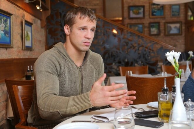 "Ir bijuši pāris gadījumu, kad esmu dabūjis pa mizu, kad fotografējoties esmu kādu dāmu pārāk cieši apskāvis," Mairis stāsta par dzīvesbiedres attieksmi pret fanēm.