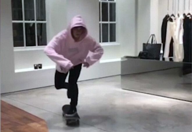 Бруклин катался на скейтборде по помещениям бутика своей мамы