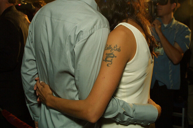 В период отношений Джоли украсила себя татуировкой с именем Торнтона, которую потом свела