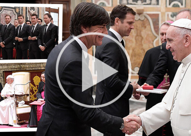 Pāvests bezbailīgi paspiež Lēva roku. Vācijas futbola izlase viesojas Vatikānā. FOTO. VIDEO