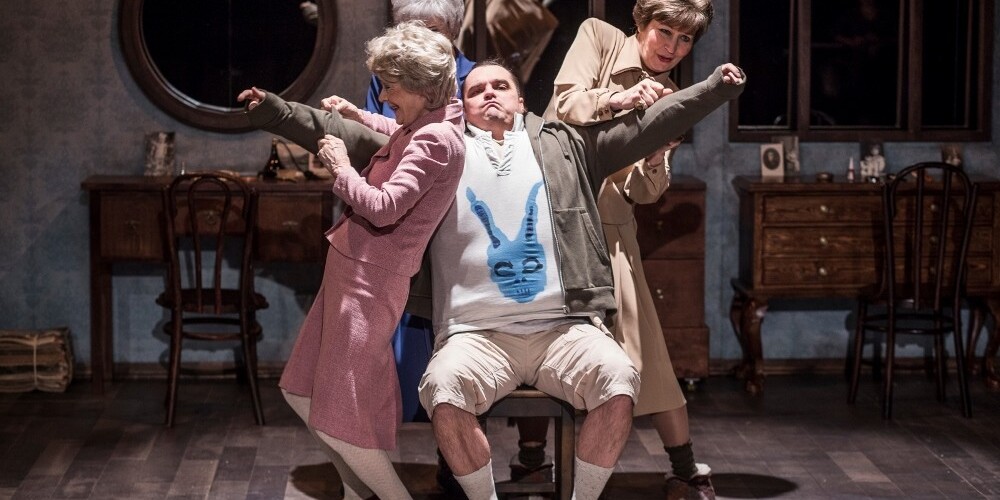 Aina no izrādes "Klusā daba ar resno puisēnu".