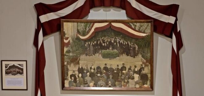 Tieši Latvijas proklamēšanas akta zāles noformējums sarkanbaltsarkanajās krāsās bija stimuls tam, lai par mūsu krāsām kļūtu "Latvijas sarkanais" ar baltu svītru pa vidu, kā tas redzams Viļa Rīdzenieka fotogrāfijā.