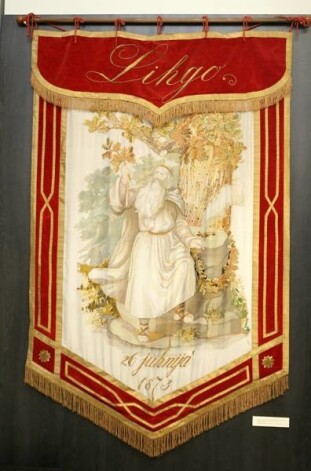 Pirmo latviešu Dziesmu svētku karogs 1873.gadā uzskatāms par pirmo mūsdienu Latvijas karoga prototipu, jo tas šūdināts sarkanbaltsarkanos toņos.