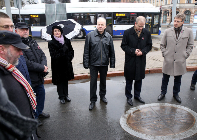 Pie Brīvības pieminekļa ierīkotas bronzas informatīvās plāksnes četrās valodās. FOTO