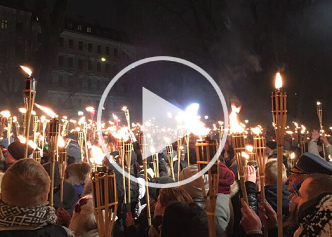 Ar patriotisku saukli "Mēs esam latvieši" un lāpām rokās tūkstoši iziet Rīgas ielās. FOTO. VIDEO