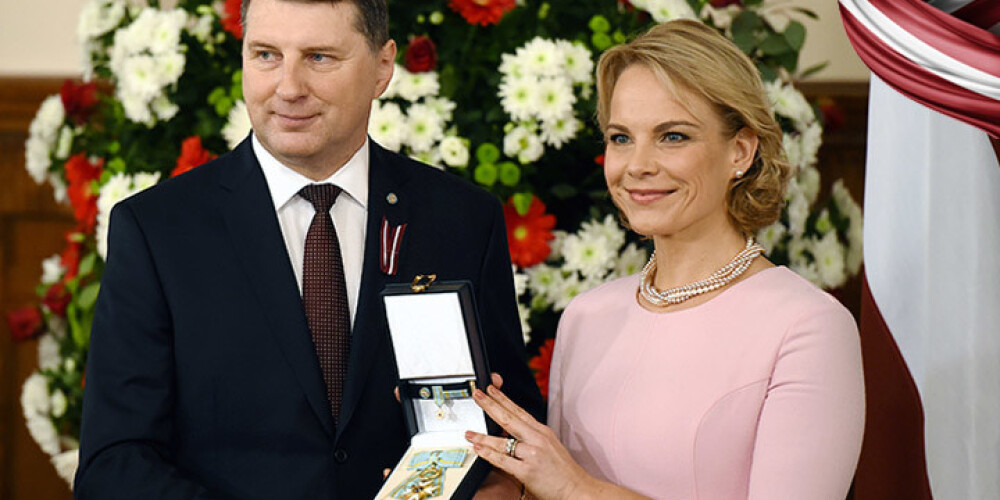 Valsts prezidents Raimonds Vējonis pasniedz Triju Zvaigžņu ordeni operdziedātājai Elīnai Garančai par nopelniem kultūrā, izcilu radošo ieguldījumu operas mākslā un Latvijas vārda popularizēšanu pasaulē.