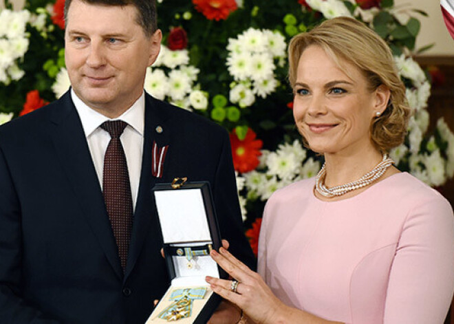 Elīnai Garančai pasniedz Triju Zvaigžņu ordeni. Apbalvojumus saņem vēl 57 personas. FOTO