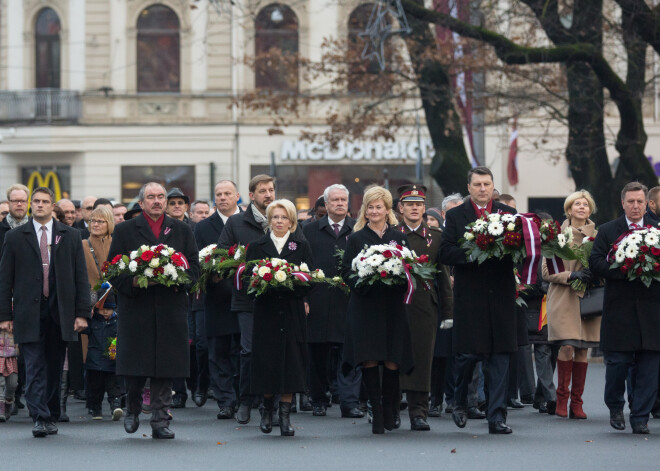 Valsts augstākās amatpersonas, politiķi un iedzīvotāji noliek ziedus pie Brīvības pieminekļa. FOTO