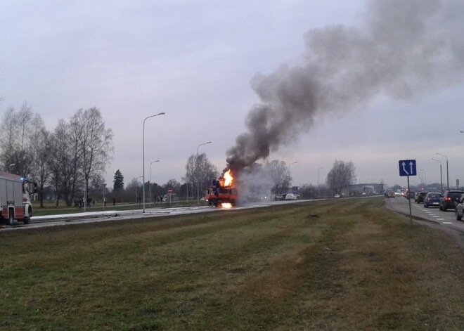 2016. gada 19. novembrī uz Kārļa Ulmaņa gatves pie tirdzniecības centra “Spice” milzu liesmām nodega smagā automašīna – autoceltnis.