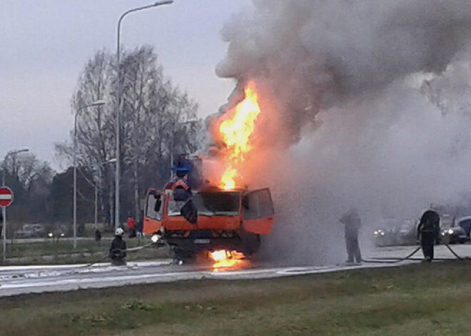 Pamatīgs ugunsgrēks. Pie "Spices" milzu liesmās nodeg autoceltnis. FOTO