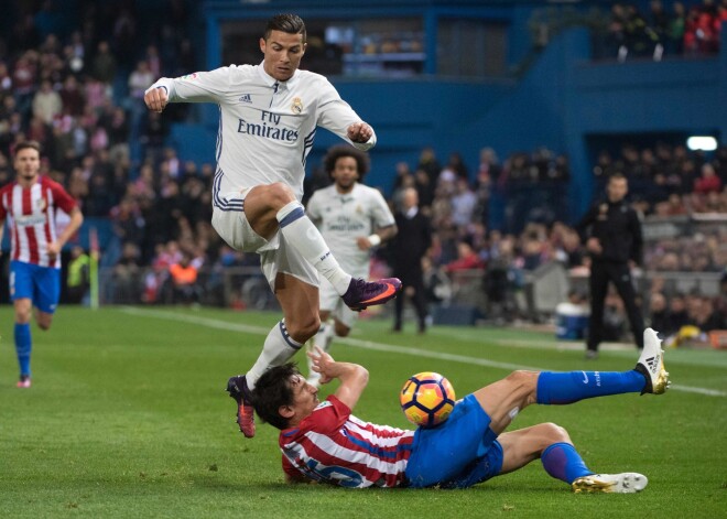 Ronaldu ar "hat-trick" nodrošina "Real" pārliecinošu uzvaru pār "Atletico". FOTO