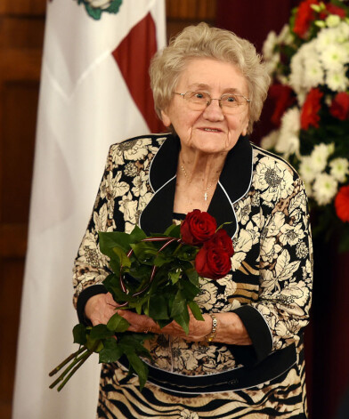 Mūzikas skolotāja Gaida Ungure savā profesijā strādā jau kopš 1949. gadā. Viņa joprojām cilvēkiem māca muzikālo gaumi. Šajos valsts svētkos viņa tika apbalvota gan ar Triju Zvaigžņu ordeni, gan Goda valmierietes titulu.