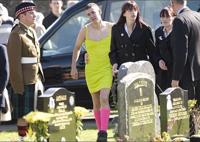 Солдат пришел на похороны товарища в платье, но никто не смеялся. И вот почему...