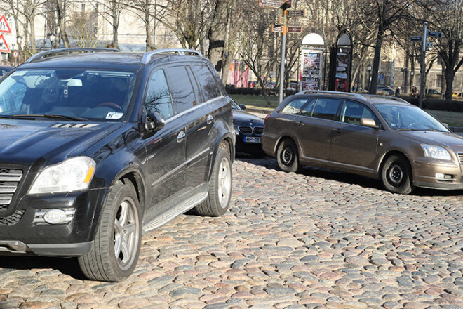 Katru mēnesi Saeimas grāmatvedība tautas priekšstāvjiem izmaksā vairāk nekā 17 000 benzīna naudā.