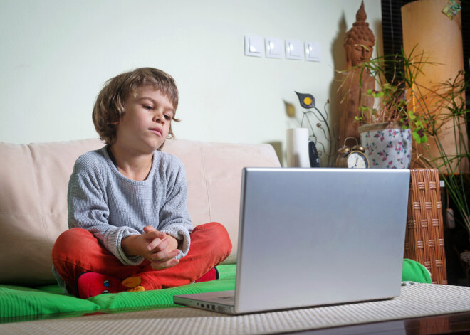 Kā palīdzēt bērnam tikt galā ar digitālās pasaules radītajām emocijām?