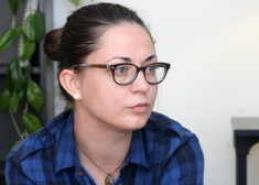 "Tā kā esmu stāvējusi klāt pie Literatūras gada balvas organizēšanas procesa, man pat grūti iztēloties to linča tiesu, kas sāktos, ja kāds no nominētajiem autoriem netiktu personīgi ielūgts," saka Konste (attēlā).