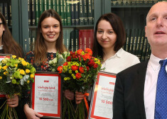 "Rimi" sadarbībā ar Rīgas Ekonomikas augstskolu dāsnas kampaņas ietvaros pasniedz ievērojamas stipendijas trīs studentēm. FOTO