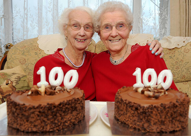 Dvīņu māsas Irēna un Filisa nosvinējušas 100 gadu jubileju. FOTO