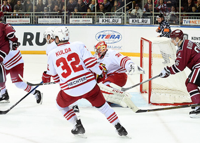 Rīgas "Dinamo" pie pilnām tribīnēm sīvā cīņā zaudē "Jokerit". FOTO