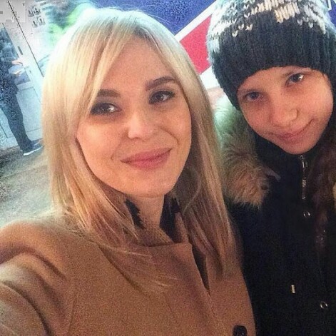 Пелагея фотографируется с поклонниками, но только по пояс