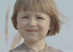 Filmēšana notikusi gan Rīgā Vizmas Belševicas bērnības mājvietā Vārnu ielā, kur speciāli filmēšanas vajadzībām tika jaunizveidota autentiska dzīvokļa dekorācija, gan Sarkandaugavā un Maskavas forštatē, gan Tērvetē un tās apkārtnē un Tukuma rajonā, arī Baldonē un Gulbenē. Filmas darbība norisinās 1938.gadā.