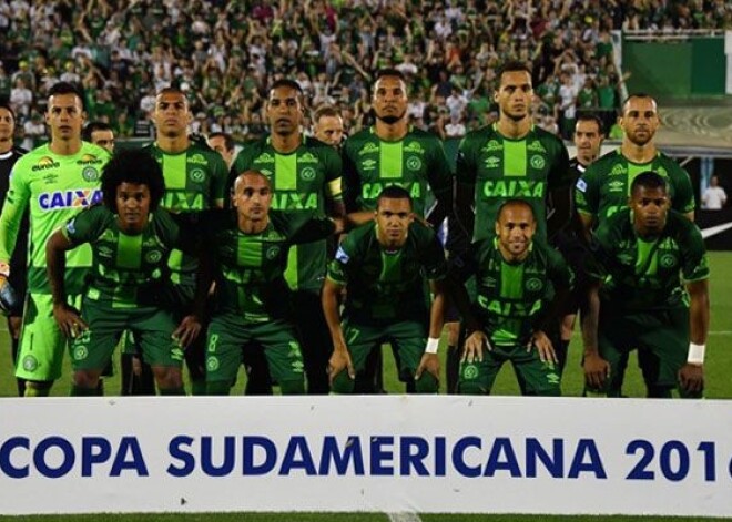 75 mirušie. Nogāzusies lidmašīna ar slavenu Brazīlijas futbola komandu, kura devās uz finālspēli