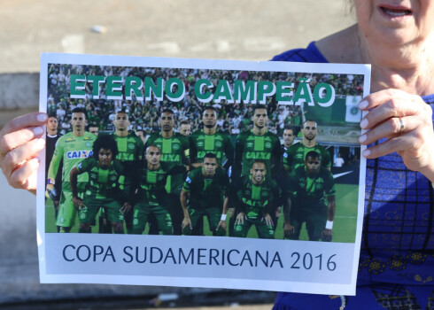 "Chapecoense" vienība lidoja uz Kolumbiju, kur trešdien tai bija paredzēta Dienvidamerikas otrā prestižākā klubu turnīra "Copa Sudamericana" pirmā finālspēle. Tomēr pirmdienas naktī lidmašīna avarēja netālu no Medeljinas pilsētas.