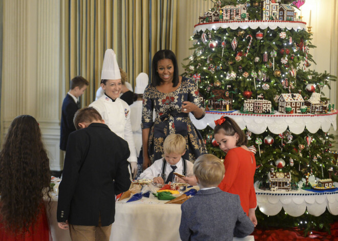 ASV Baltais nams jau mirdz svētku rotās. Pēdējo reizi tajā Ziemassvētkus sagaidīs prezidenta Baraka Obamas ģimene. ASV pirmā lēdija Mišela Obama kā pirmos Ziemassvētku gaidīšanas laikā ciemos ielūgusi militāristus ar viņu ģimenēm.