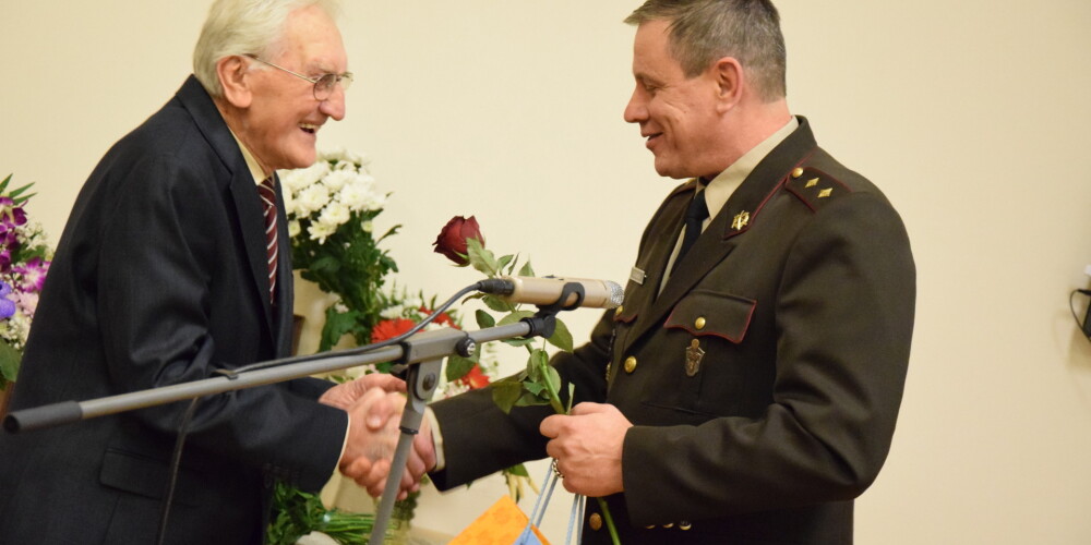 Tikai trīs gadus jaunāks par Latviju. 95 gadu jubileju svin mūsu vecākais nacionālais partizāns Arvīds Blūzmanis. FOTO