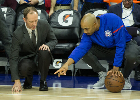 Kā viens no slapjās grīdas iemesliem tiek minēts kondensāts, jo "Wells Fargo Center" gluži tāpat kā "Arēnā Rīga" basketbola laukums tiek likts virsū uz ledus.