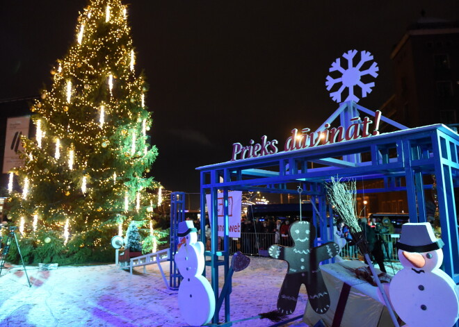 Rīgas Rātslaukuma egli iededz ar Ginesa rekordu. FOTO. VIDEO