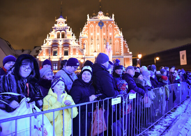 Piektdien, 2. decembrī ar, iespējams, jaunu pasaules Ginesa rekordu tika iedegta Rīgas egle. Rīgas Rātsnama telpās tika ierīkota pasaulē līdz šim lielākā Rūba Goldberga mašīna, kuras 400 ķēdes reakcijas posmi varētu ierakstīt Latvijas vārdu oficiālajā Ginesa pasaules rekordu reģistrā. Šīs ķēdes reakcijas rezultātā tika iedegta pilsētas Rātslaukuma egle.