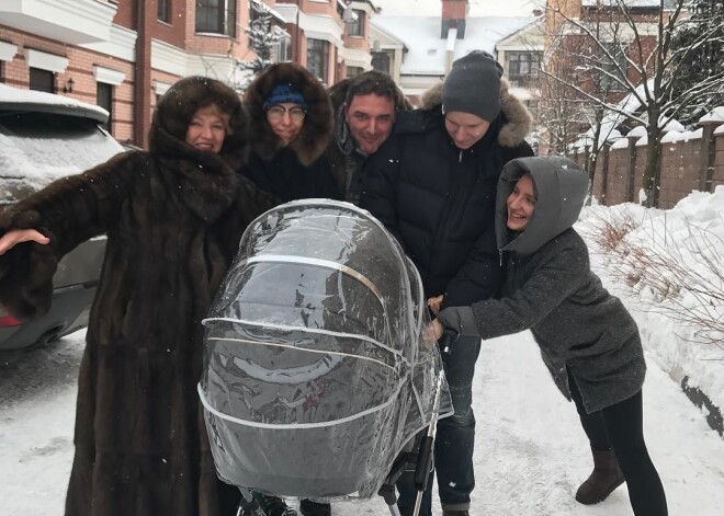 Ксения Собчак отправилась на первую прогулку с малышом