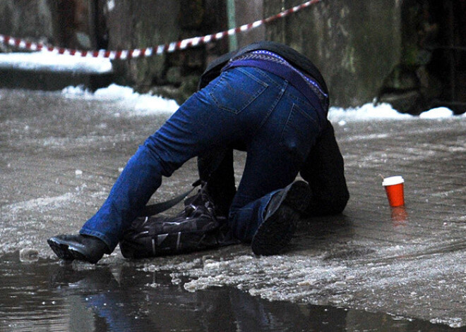 Vakar uz slidenām ietvēm traumas guvuši deviņi cilvēki