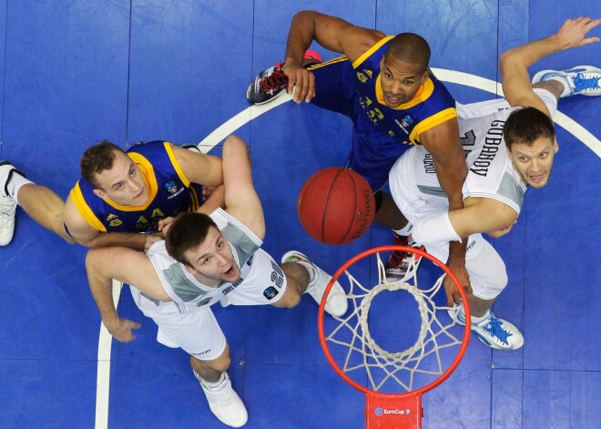 Mūsu basketbolistam Anžejam Pasečņikam spoža spēle pret "Barcelona" zvaigznēm