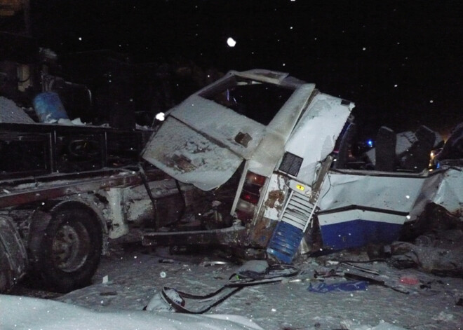 Deviņi bērni miruši traģiskā autoavārijā Krievijā. FOTO