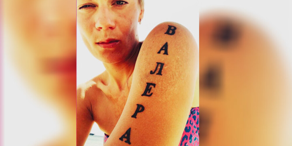 Vai Elīna Dzelme tikusi pie jauna tetovējuma? VIDEO
