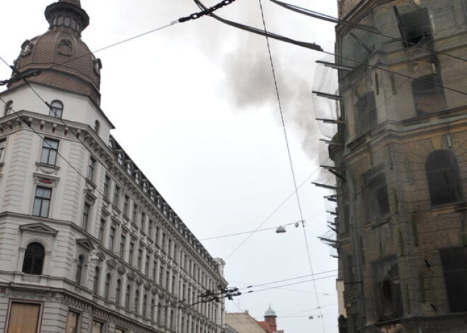 Marijas un Elizabetes ielas krustojumu gaitu gaitā piemeklējušas dažādas ligas - avārijas, milzu plūdi, vētras un ugunsnelaimes, taču tas spējis pārdzīvot visu.