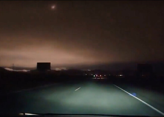 Naktī kļuva gaišs kā dienā! Gaisā virs Sibīrijas uzsprādzis meteorīts. VIDEO