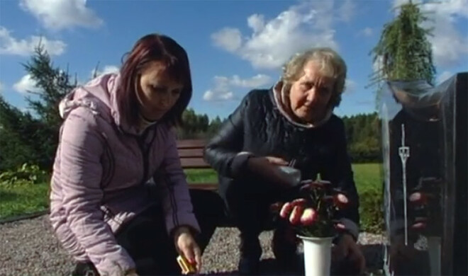 Ģimene pir Roberta Saukāna kapa vietas.