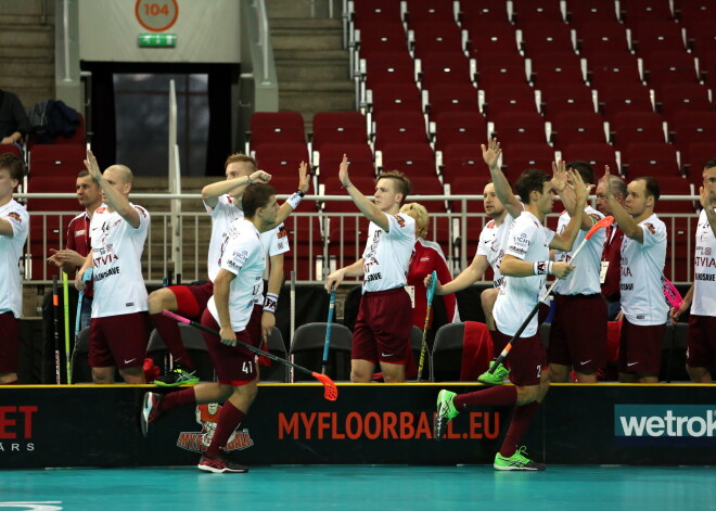 Kas lēni nāk, tas labi nāk! Mūsu florbolisti grauj Kanādu un izcīna pirmo uzvaru pasaules čempionātā. FOTO