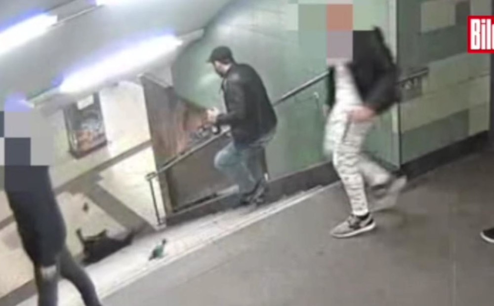 Мужчина столкнул девушку в метро. Нападение на девушку в метро. Нападение на полицейских в метро. Нападение с камер наблюдения. Нападения на женщин мигрантами.