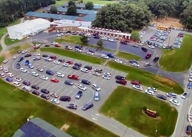 Kavēt nav ieteicams! Lūk, kā vecāki nogādā bērnus skolā. VIDEO