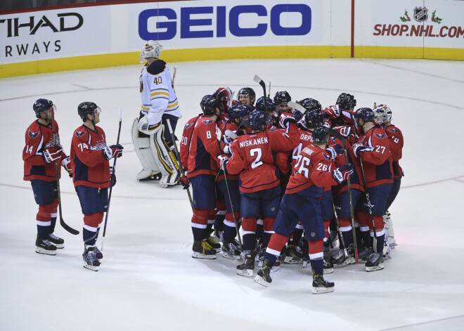 Girgensona "Sabres" zaudē "Capitals" hokejistiem