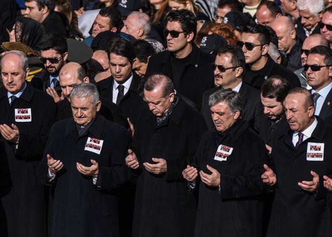 Kurdistānas Brīvības vanagi (TAK) - no grupējuma "Kurdistānas Strādnieku partija" (PKK) atšķēlusies grupa - svētdien uzņēmās atbildību par teroraktiem Stambulā, kuros gāja bojā 38 cilvēki.