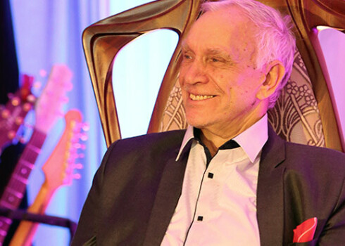 Jūlijs Krūmiņš savu memuāru "Iļģuciema Pašpuikas Stāsti" prezentācijā.