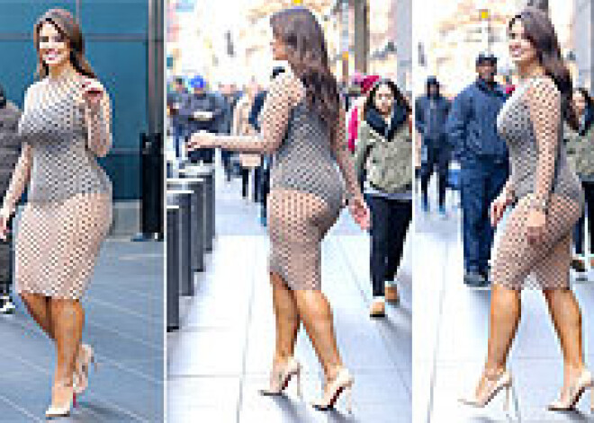 Модель с пышными формами вышла на улицу в прозрачном наряде