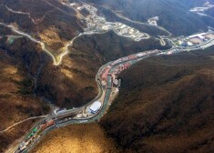 Pasaules čempionātu bobslejā un skeletonā nolemts no Sočiem pārcelt uz citurieni (attēlā skats uz Soču trasi no augšas).