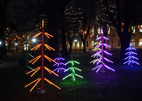 Svētku noskaņu varēs gūt, apmeklējot festivāla „Ziemassvētku egļu ceļš” vides dizaina objektus pilsētas ielās, laukumos un pagalmos.